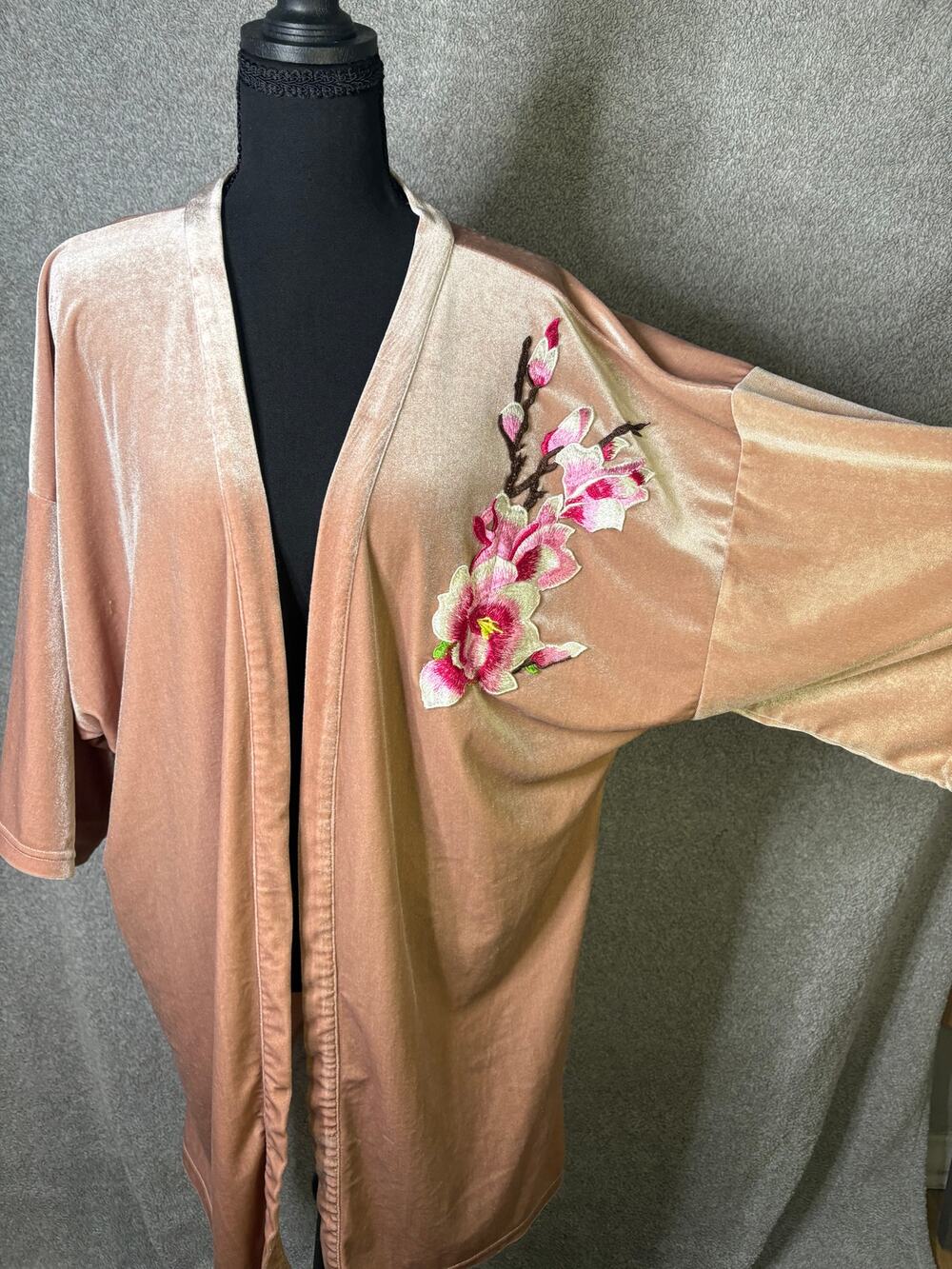 Charlotte Russe Plus Velvet Floral Embroidered Kimono 1X